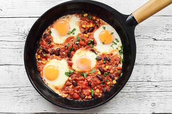 Shakshouka z pomidorami i fasolką