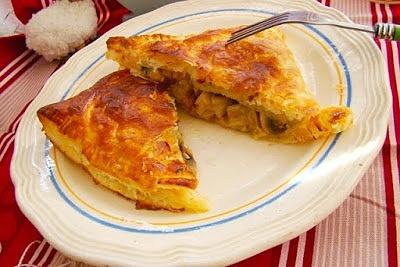 Pieczarkowe koperty z ciasta francuskiego i serem żółtym