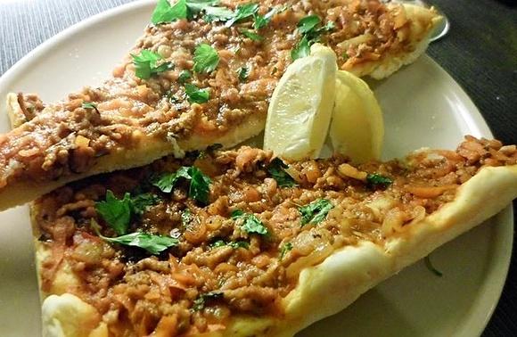 Lahmacun - turecka pizza z mięsem mielonym