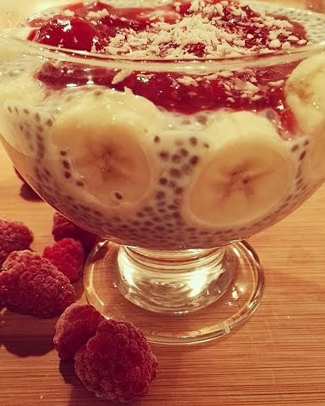 Zdrowy deser pudding chia z owocami