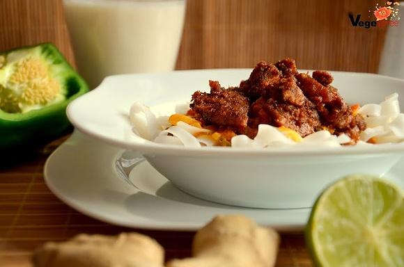 Makaron ryżowy z sosem curry