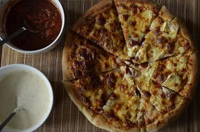 Pizza z sosem czosnkowym i pomidorowym - przepis domowy