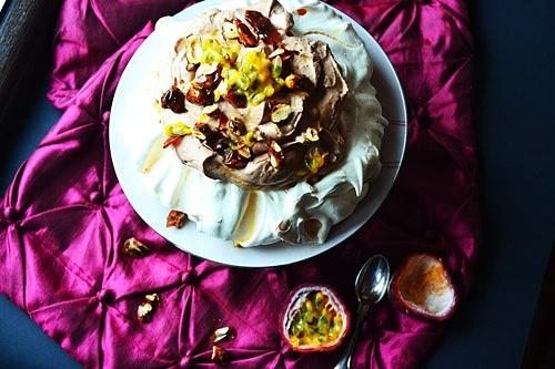 Pavlova z praliną orzechową i marakują
