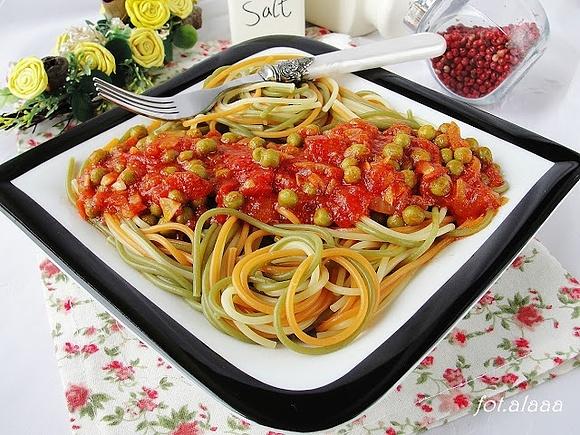 Spaghetti w sosie pomidorowym z groszkiem