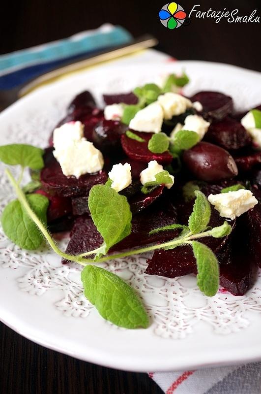 Pieczone buraki z serem feta, oliwkami kalamata i miętą