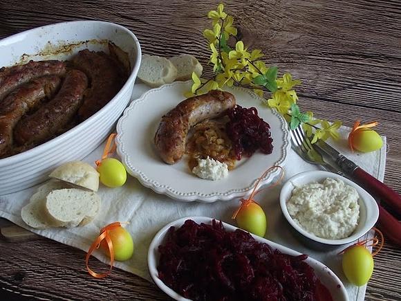 Biała kiełbasa pieczona w cebuli i piwie