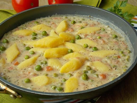 Kukurydziane kopytka z sosem z zielonym groszkiem i pomidorami