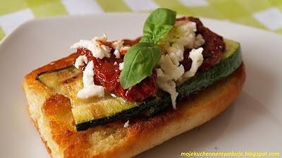 Bruschetta z cukinią mozzarellą i suszonymi pomidorami