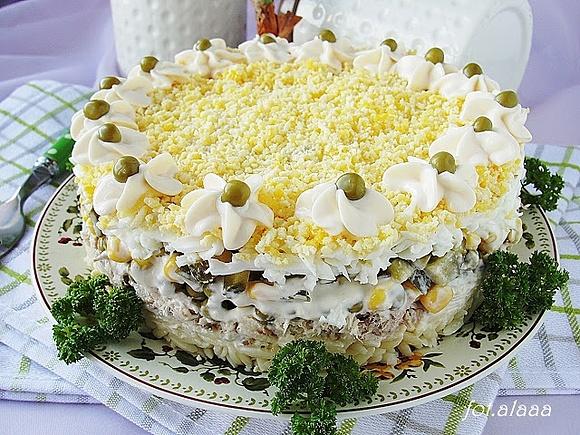 Sałatkowy tort z tuńczykiem