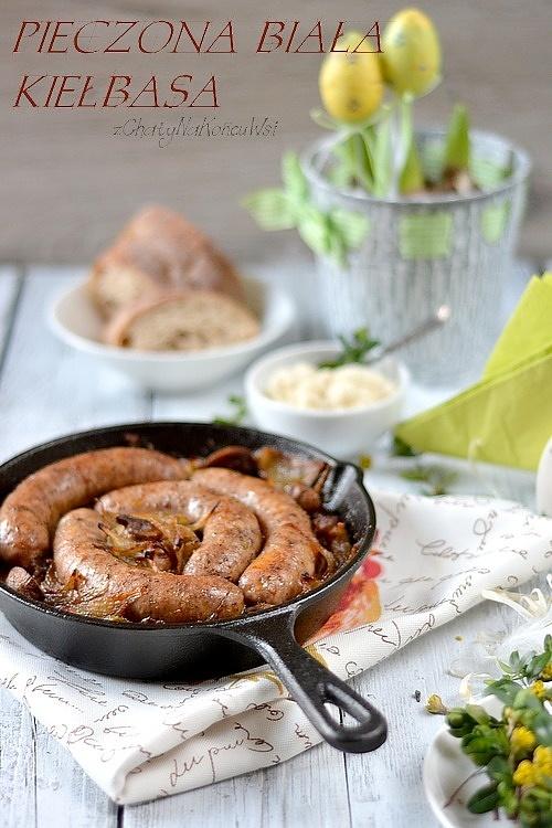 Biała kiełbasa pieczona z cebulą i pieczarkami
