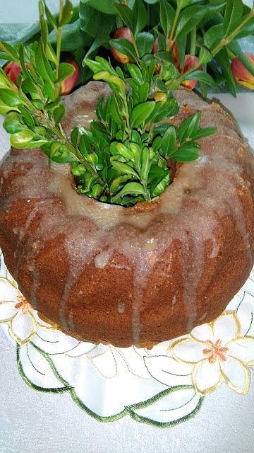 Babka karmelowa z brzoskwiniami