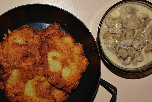Placki ziemniaczane z sosem pieczarkowym