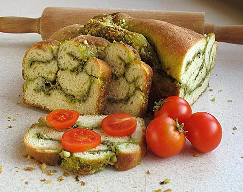 Chlebek z pesto i parmezanem na drożdżach