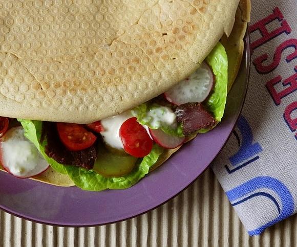 Ekspresowy bezglutenowy placek śniadaniowy z mąką z quinoy