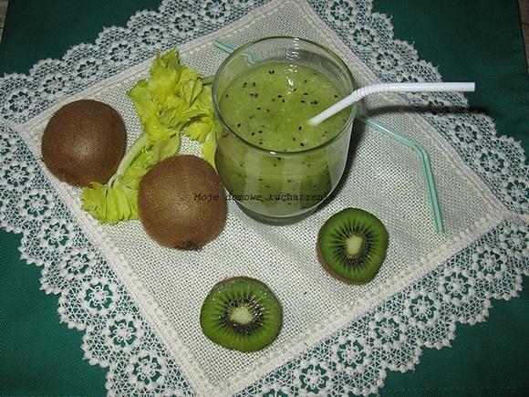 Zielony koktajl z selera naciowego i kiwi