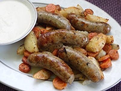 Biała kiełbasa pieczona z warzywami na wielkanocny stół