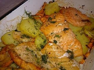 Łosoś zapiekany z ziemniakami, marchewką i cebulą