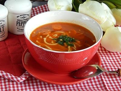 Zupa pomidorowa ze świeżych pomidorów i makaronem