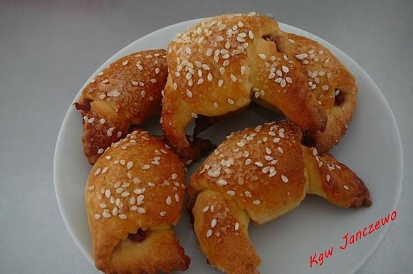 Rogaliki sezamowe z nadzieniem i sezamem