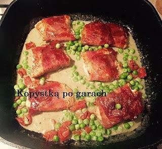 Filet z kurczaka w szynce parmeńskiej z sosem gorgonzola i zielonym groszkiem