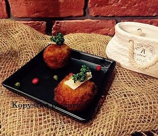 Arancini - sycylijskie kulki ryżowe z mięsem, mozzarellą i szynką