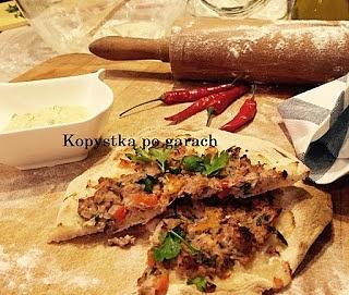 Lahmacun - turecka pizza z mięsnym nadzieniem i warzywami