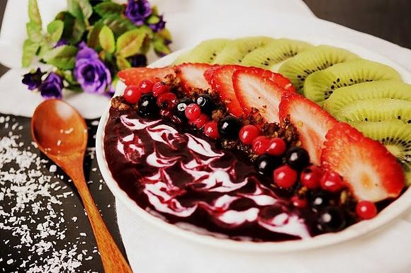 Chia pudding z jagodami leśnymi i granolą