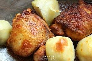 Pieczone udka z kurczaka z ziemniakami na świąteczny obiad