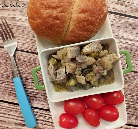 Śledzie w miodzie z koprem i korniszonami na Wielkanoc