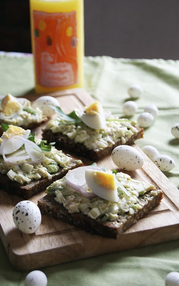 Pasta jajeczna z avocado i szalotką na wielkanocne śniadanie