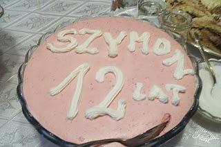 Truskawkowy deser z galaretką i śmietaną