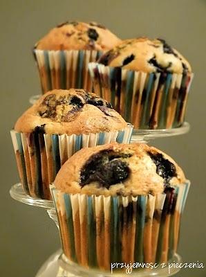 Jagodowe muffinki - miękkie i wilgotne babeczki z owocami