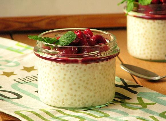 Kokosowy pudding z tapioki i wiśniami