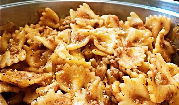Makaron farfalle z mięsem mielonym i pomidorami