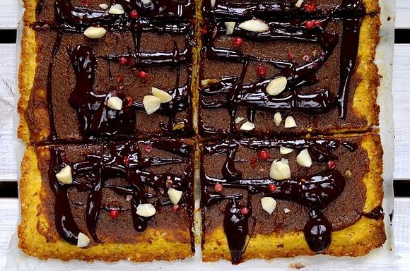 Wegański mazurek bezglutenowy z różowym pieprzem