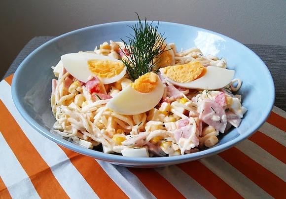 Kolorowa sałatka jajeczna z selerem