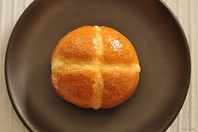 Hot cross buns – tradycyjne angielskie bułeczki świąteczne