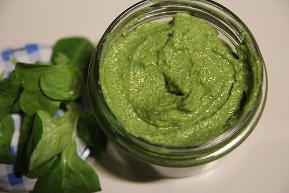 Pesto z roszponki i orzechów z pestkami słonecznika