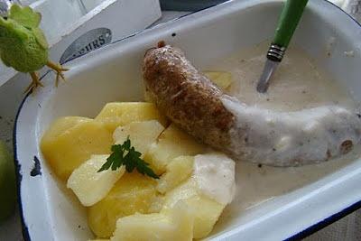 Biała kiełbasa z sosem żurkowym