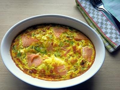 Omlet z piekarnika z karmelizowanym porem i łososiem