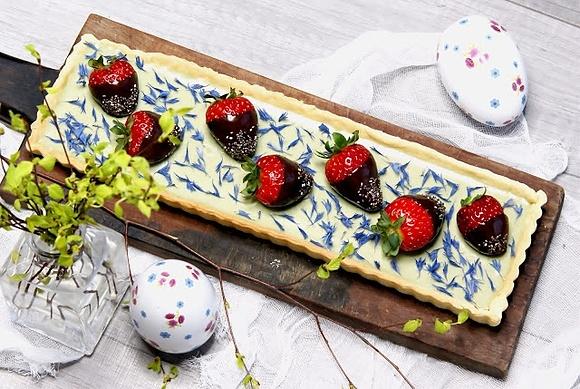 Zielony mazurek z herbatą matcha, czekoladą i kwiatami