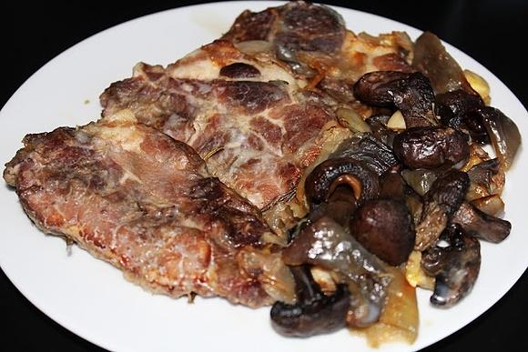 Karkówka pieczona z cebulą i pieczarkami