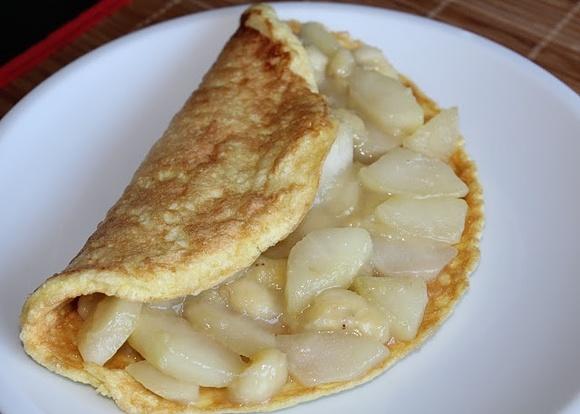 Omlet z wiórkami kokosowymi, gruszką i bananem
