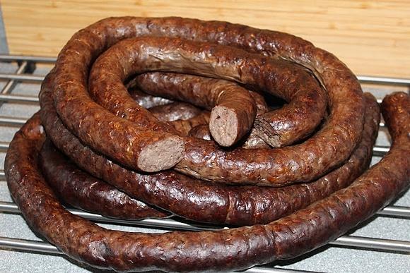 Kiełbasa wołowa wędzona w kuchni