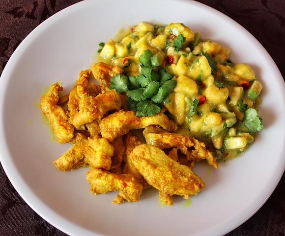 Pomarańczowy kurczak z salsą z mango i awokado
