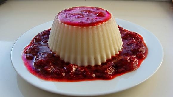 Kokosowa panna cotta z truskawkowym sosem