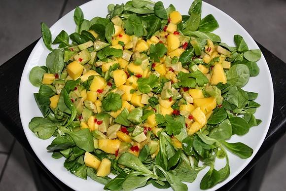 Sałata z roszponki mango awokado i chili