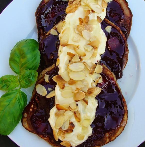 Naleśniki placki z konfiturą i mascarpone bezglutenowe na śniadanie