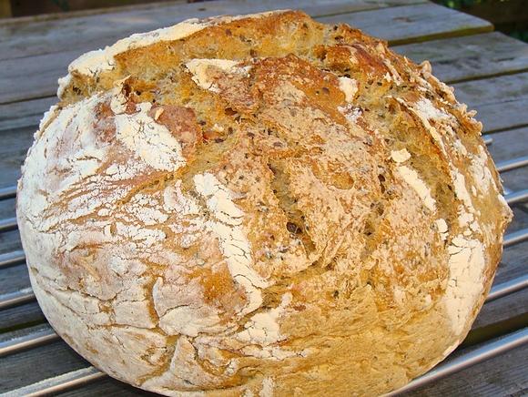 Chleb orkiszowy z ziarnami i melasą