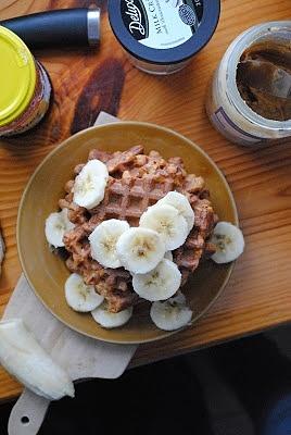 Marchewkowe gofry drożdżowe z bananem i kremem kokosowym